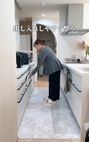 キッチンの引き出しをスッキリ食器収納に整えます