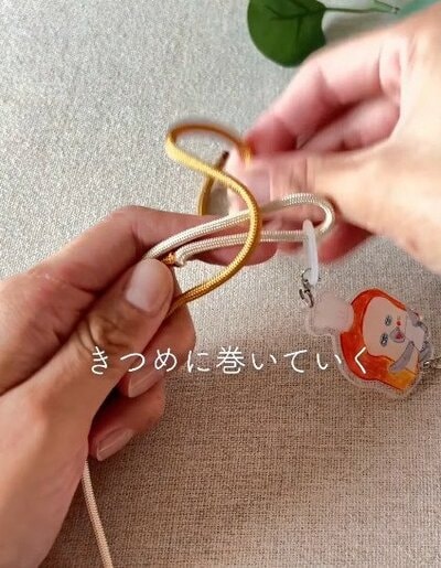パラコードをきつめに巻きつけていく