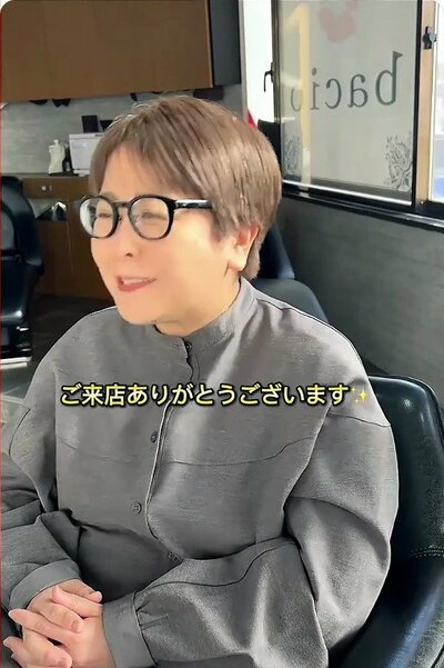 耳まわりをすっきり見せた、めがね姿のショート