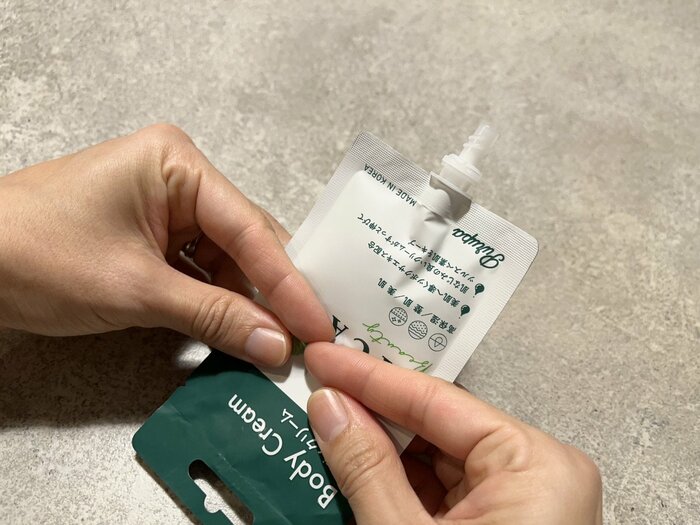 チューブの反対側から出口に向かってクリームを寄せると出しやすい