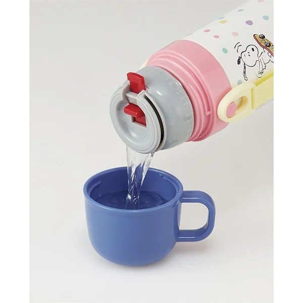 温かい飲み物はコップに注いでゆっくりと、冷たい飲み物は直飲みでゴクゴクと