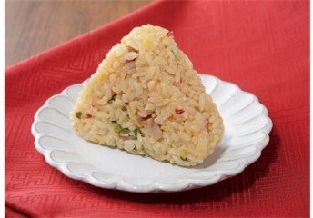 ローソンの新商品：天下一品監修　こってりスープ仕立ての炒飯おにぎり