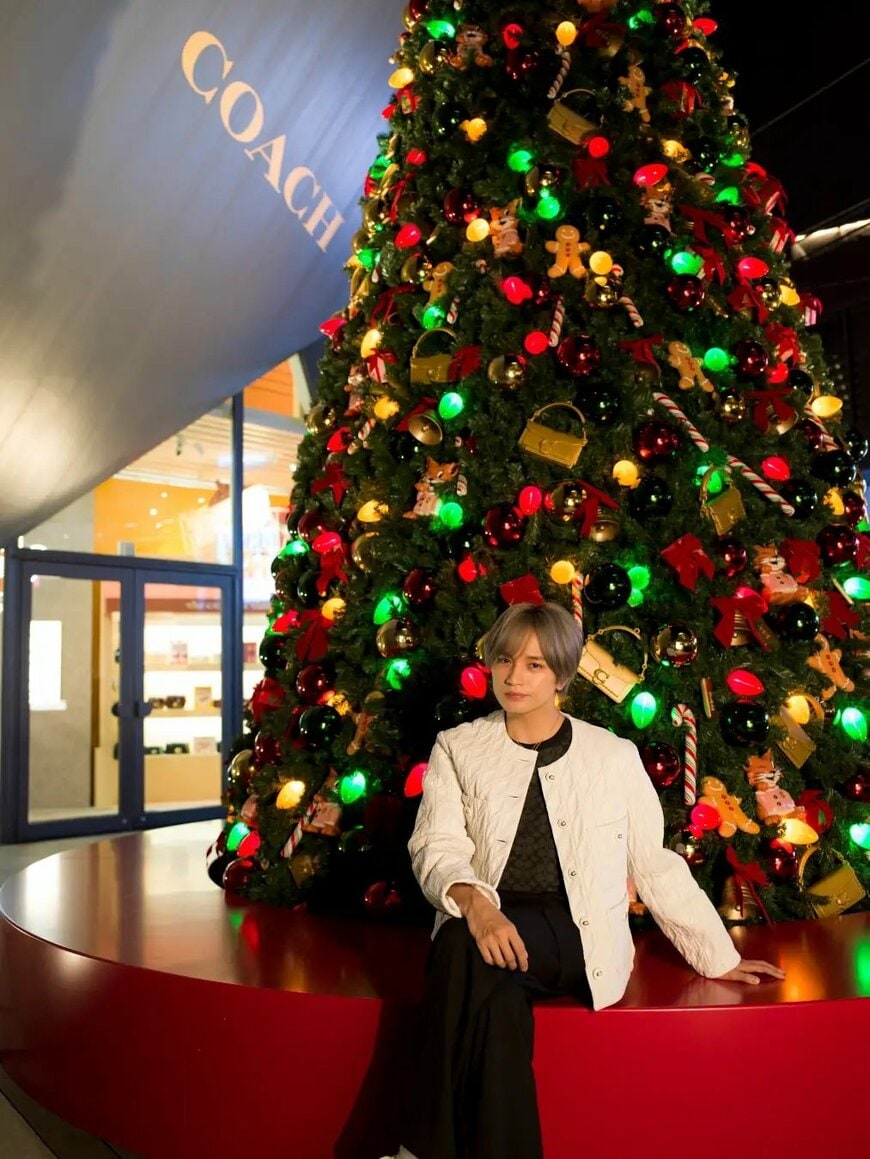 出所：タペストリー・ジャパン合同会社「コーチが贈る、心温まるホリデーシーズンがスタート 中島健人、コーチ プレイ＠キャットストリートのクリスマスツリー点灯式に登場」