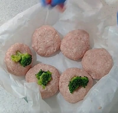 【男子高校生弁当】看護師母さんが夜勤前に作り置きしたおかずで作る「愛情弁当」息子の予想外？！の詰め方に驚きを隠せない