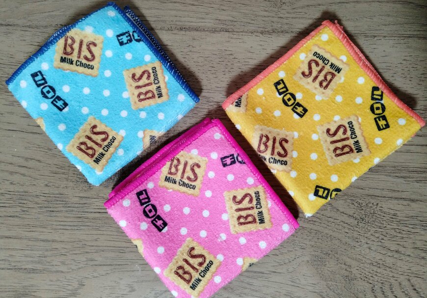 筆者撮影（セリア、チロルチョコ マイクロファイバーハンカチ）