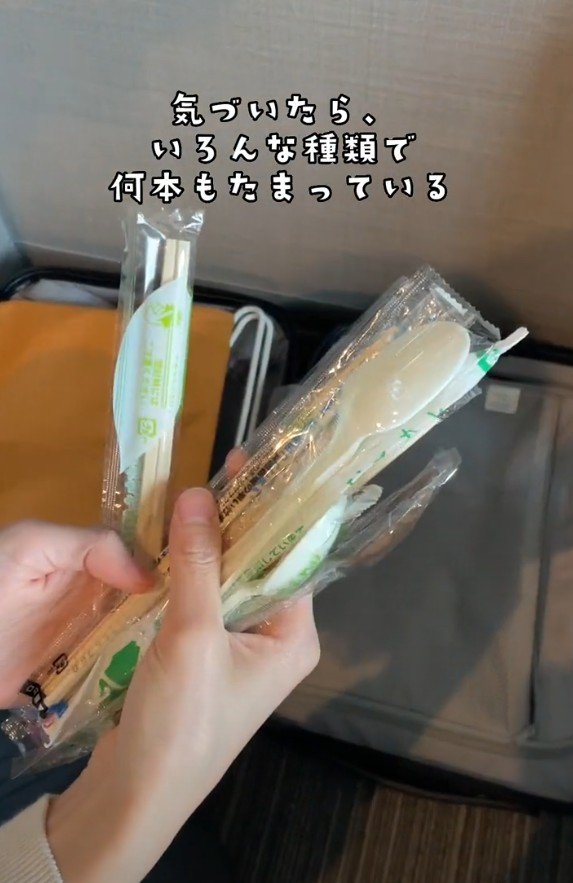 出所：@superhotel_official「スーパーホテルがお届けするホテルあるある部屋ver.」