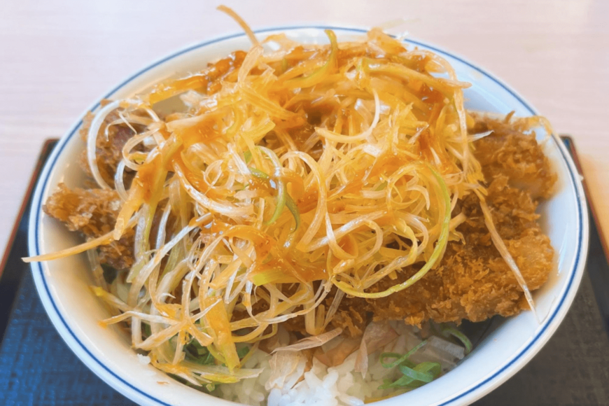 【かつや】新メニュー「ネギねぎラー油のロースカツ丼」　シャキシャキの白髪ネギとやわらかなロースカツの組み合わせが絶品