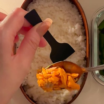 母が「高校生の娘」に作る【三色丼弁当】斜めに配色したオシャレすぎる詰め方にコメント欄では「とても綺麗」とコメント続々