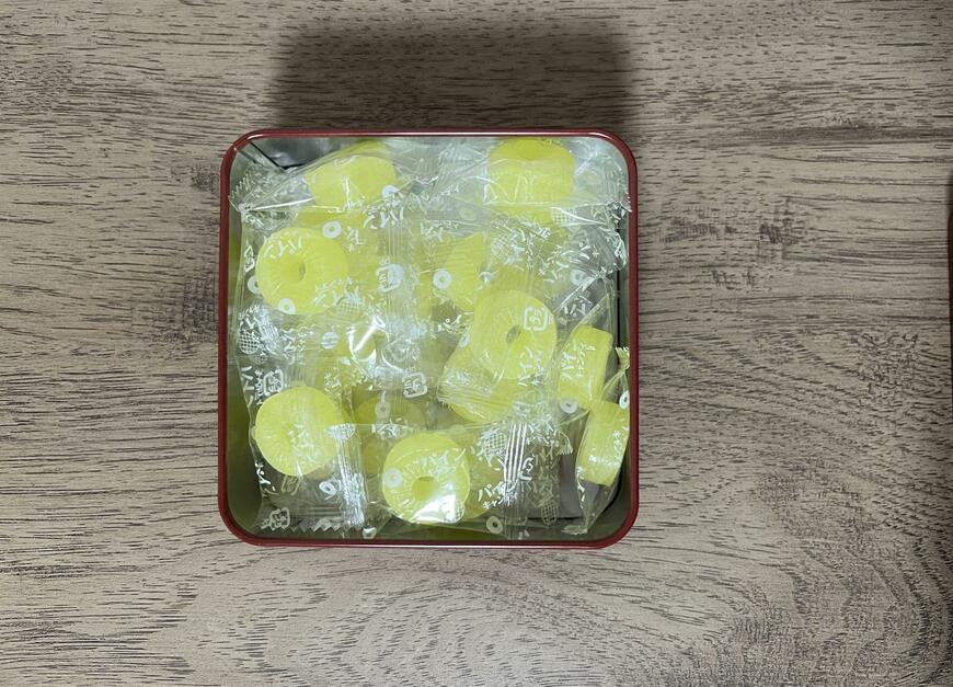 約100g程度のお菓子が入りました。一口サイズのチョコレートを入れてもよさそうです／筆者撮影（セリア、ギフト缶 ねこ）