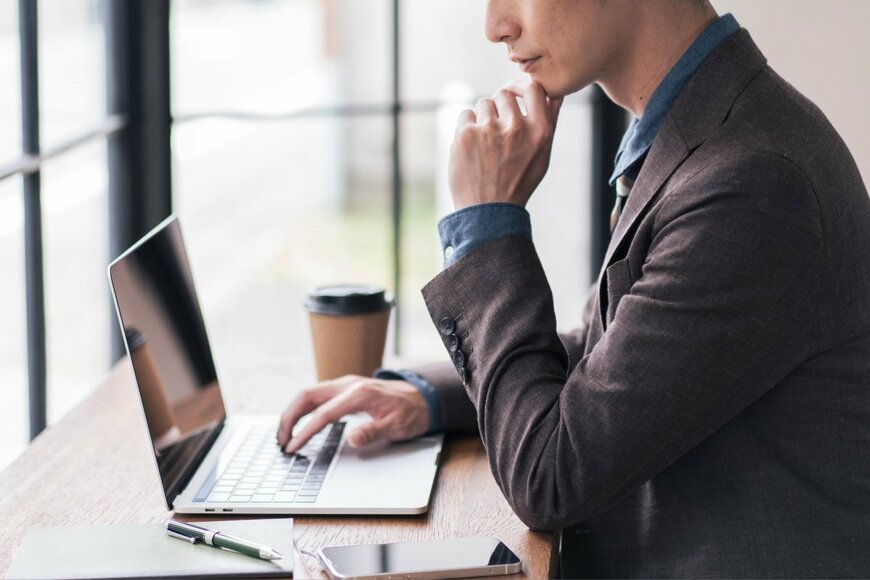 ノートパソコンで仕事をするイメージ