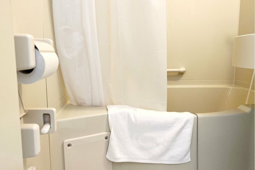 カーテンは浴槽の内側に入れます