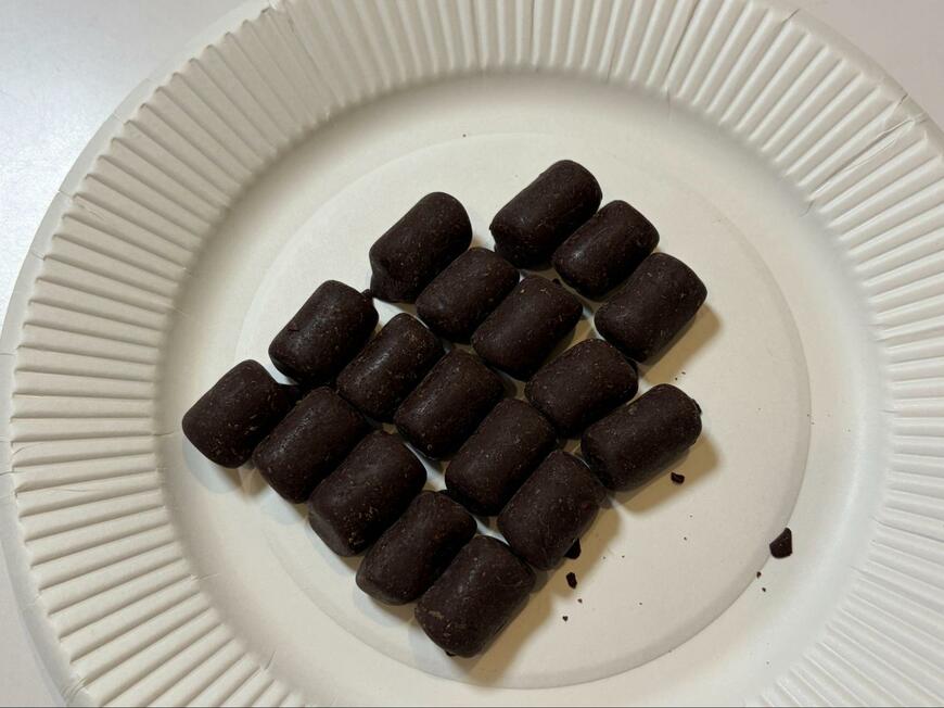 代替キャプ：ファミリーマート、ビターチョコを味わうチョコがけマシュマロの画像