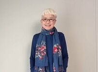 【70代マダム】UNIQLOの“ノースリーブワンピ” 秋も長く着こなすテクニックを真似したい！