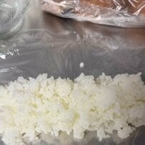 コロンとしたサイズが可愛すぎる！母が高校生の娘に作る【ミニおにぎり弁当】同じ大きさのおにぎりを作るナイスなアイデアにも注目