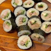 妻が夫に作る【海苔巻き弁当】　卵焼き・いちご・三色団子も入ったカラフルな見た目が食欲をそそる！