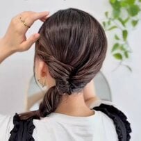 【ヘアゴム2本で完成】首元すっきり！“くるりんぱ”で簡単「サイドポニーヘアアレンジ」 帽子にも合うおしゃれまとめ髪