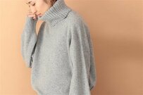 首までしっかりあったかい。着回し力抜群の「ハイネックニット」特集