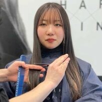 【雰囲気ガラリ】“30cm”バッサリカット！茶髪ロングヘア女性が…→軽やかな〈黒髪ミディアムヘア〉にスタイルチェンジ