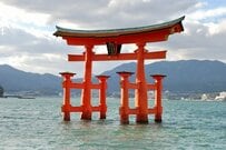 大分県の海岸で撮影された「鳥居」　早朝の神々しい絶景に思わず感動「拝みたくなる」「すごいタイミング」