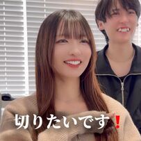 【大変身】ロングヘアーの女性がばっさりカットで大胆イメチェン！「可愛い！」と思わず笑顔