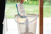 靴洗いが自動に！？小さな〈バケツ型の洗濯機〉の新作ブラッシュボーイは「ブラシでゴシゴシ」しっかり洗えます