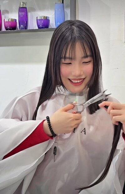 女性自身でハサミ入れしてカット