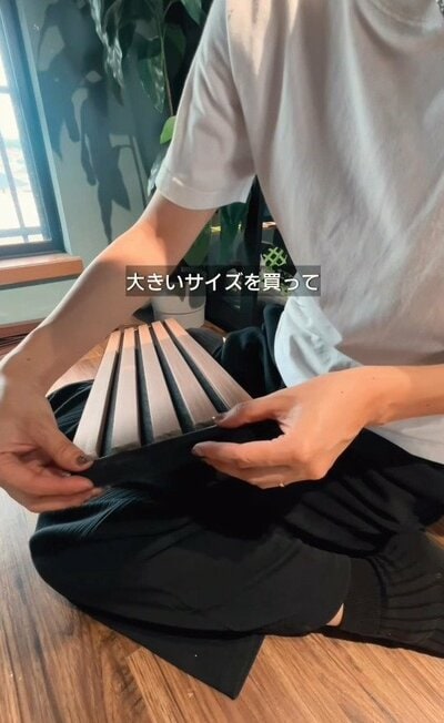 家に余っていた吸音パネルサイズを確認・調整している様子