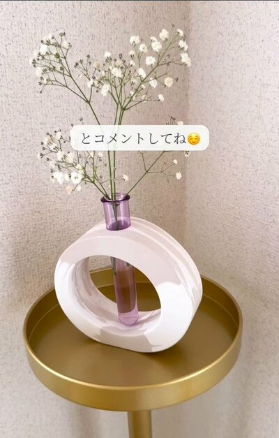 かすみ草を生けた花瓶