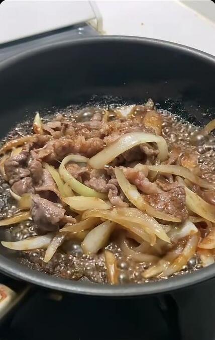 【毎日のお弁当】53歳の母が高校生のわが子へ　花形にんじんやハムが「ぎゅっと詰まった一段」が見ているだけで楽しい