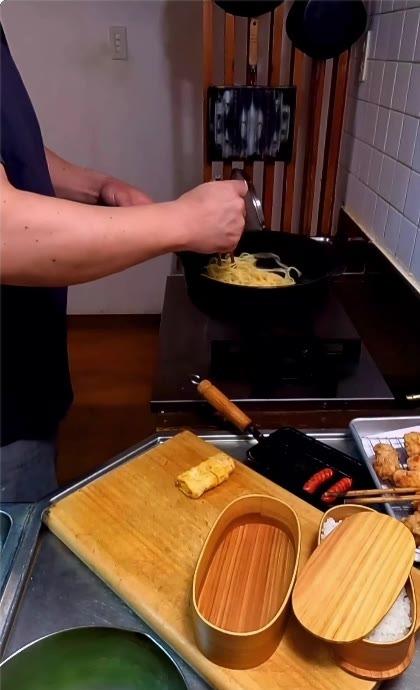 【父ちゃん弁当】肌寒い夜は鍋に変更　翌朝に「父が高校生の息子に作るメニュー」は唐揚げをパスタの上にぎっしり