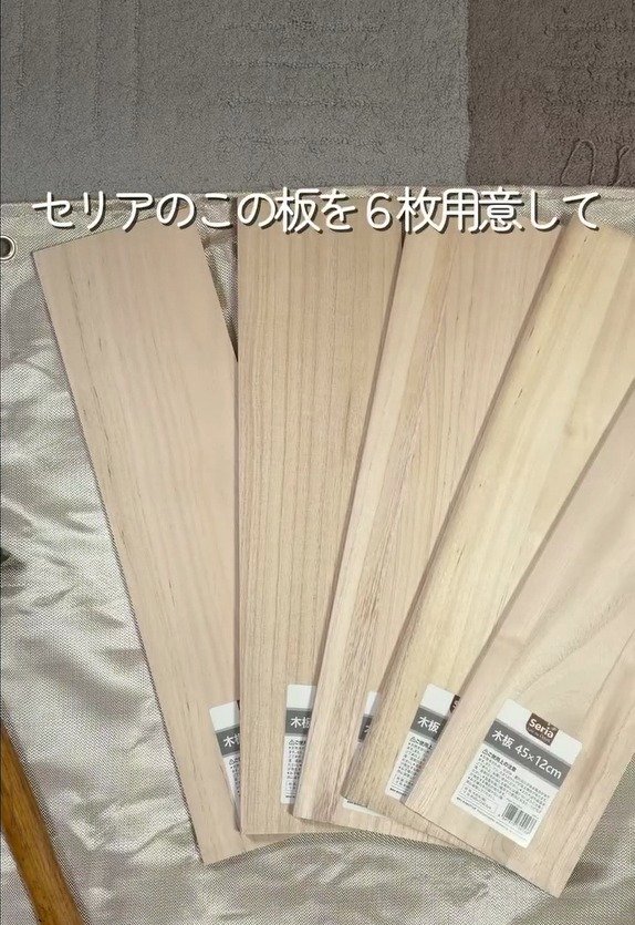 【100均DIY】セリアの板6枚が「カット不要のシェルフ」に変身 釘でトントンするだけ