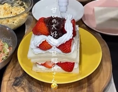 【具材たっぷり】ホイップクリームとあんこを挟んだいちごサンド入り”ピクニック弁当”に反響続々！夫婦で作る様子にほっこり