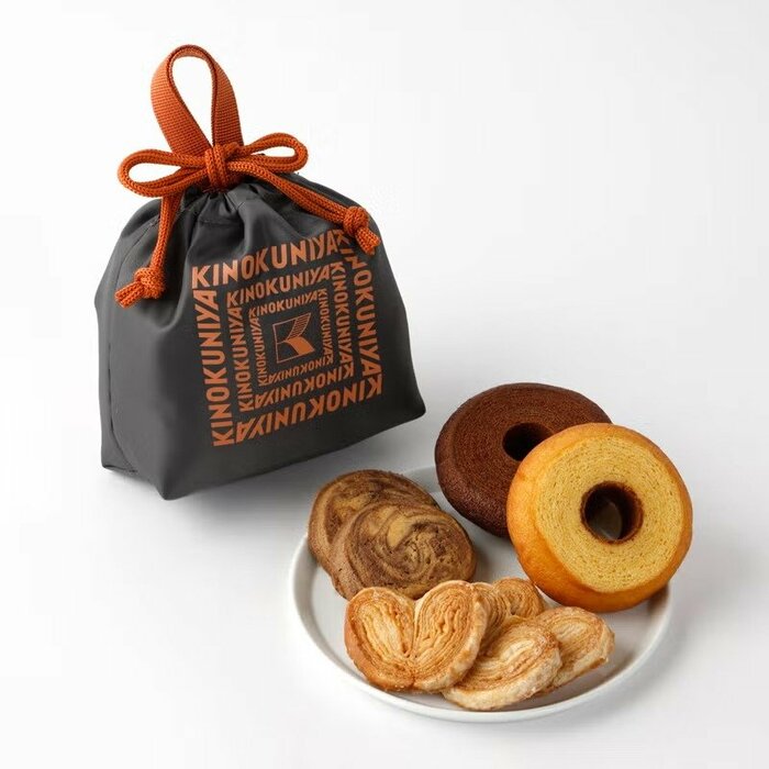 紀ノ国屋で不動の人気を誇る焼き菓子が贅沢に詰め合わされています