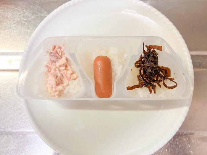 次にポケット部分に具材を寄せて、中央に乗せていきます