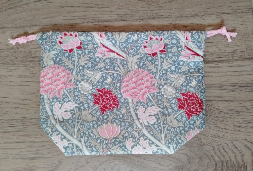 筆者撮影（セリア、ランチバッグ ウィリアムモリス柄）