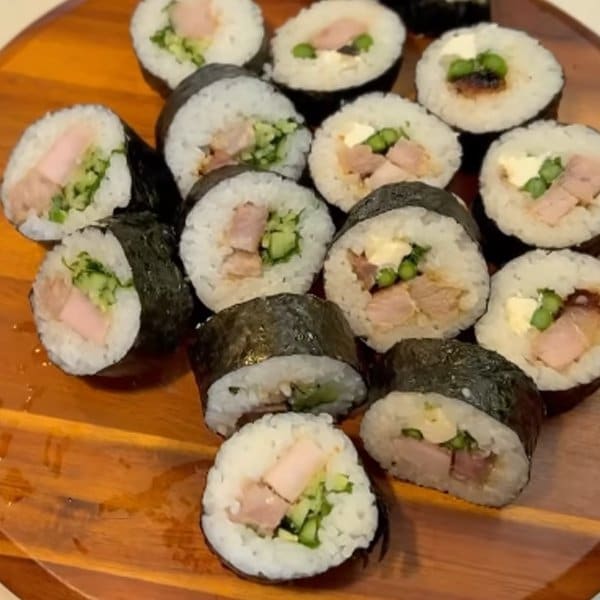 妻が夫に作る【海苔巻き弁当】　卵焼き・いちご・三色団子も入ったカラフルな見た目が食欲をそそる！