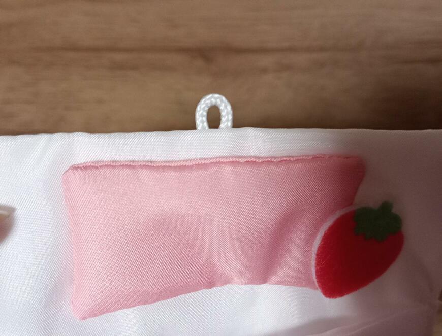 筆者撮影（セリア、ドールポーチ お出かけおふとん 大 フルーツ）