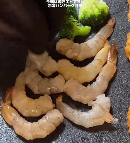【シングルファーザーの元料理人】女子高生の娘に作る「焼きエビマヨ＆冷凍ハンバーグ弁当」目を引く“照りツヤ”おかずが話題