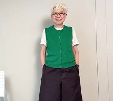 【70代マダム】が着こなす「GU」の“クロップドパンツ”。秋のトレンドコーデに絶賛の声！