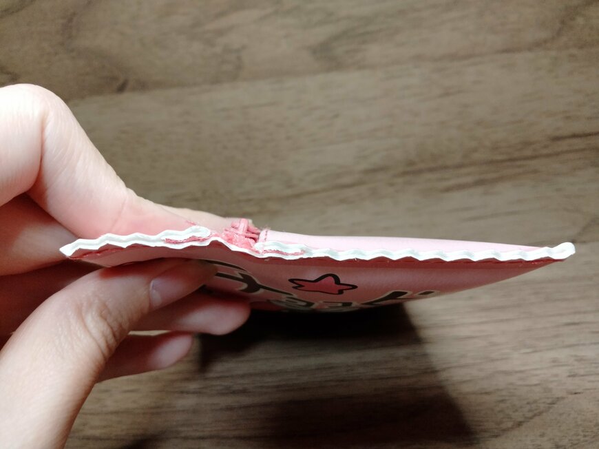 筆者撮影（セリア、ダイカットポーチ C/S ピンクチョコビ）