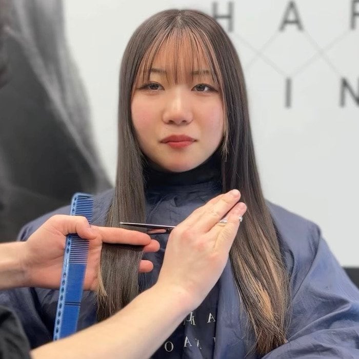 【雰囲気ガラリ】“30cm”バッサリカット！茶髪ロングヘア女性が…→軽やかな〈黒髪ミディアムヘア〉にスタイルチェンジ