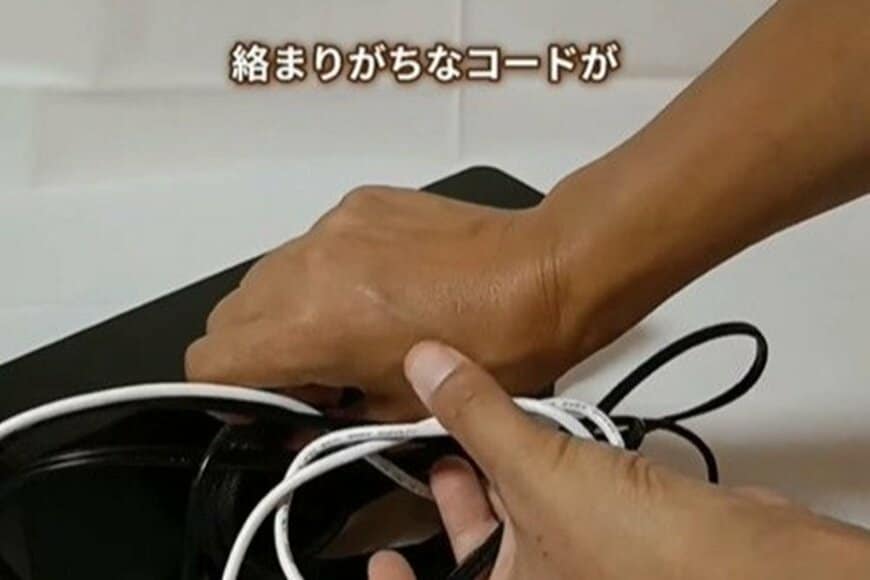 【100均DIY】手軽に手に入るアイテムで「スマホケーブル」をすっきり収納　高コスパな技に驚き