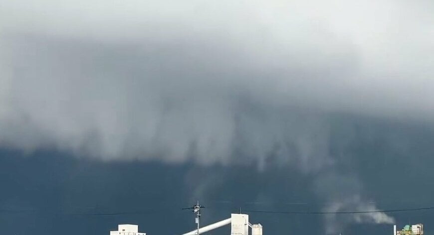 どんどん迫り来る雲