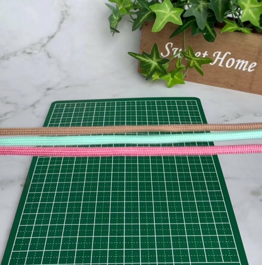 【100均DIY】初心者でも作れる！セリアのパラコードを使って、最近流行りのおしゃれな「ペットボトルホルダー」を簡単DIY