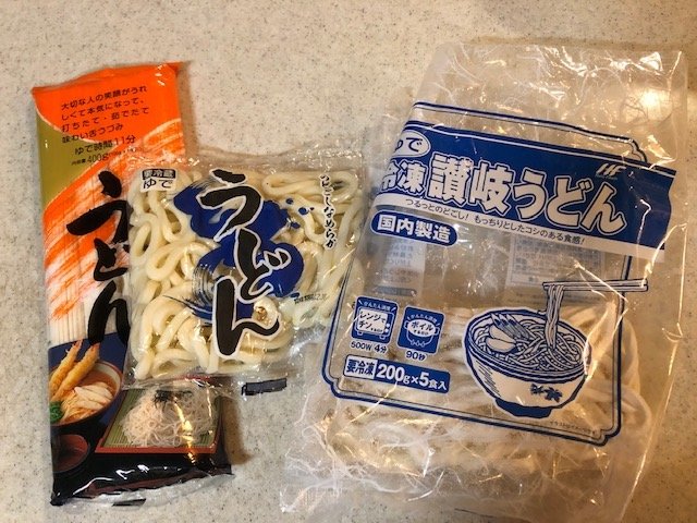 業務スーパー『冷凍讃岐うどん』『1食うどん（要冷蔵 ゆで）』『干しうどん（乾麺）』（筆者撮影）