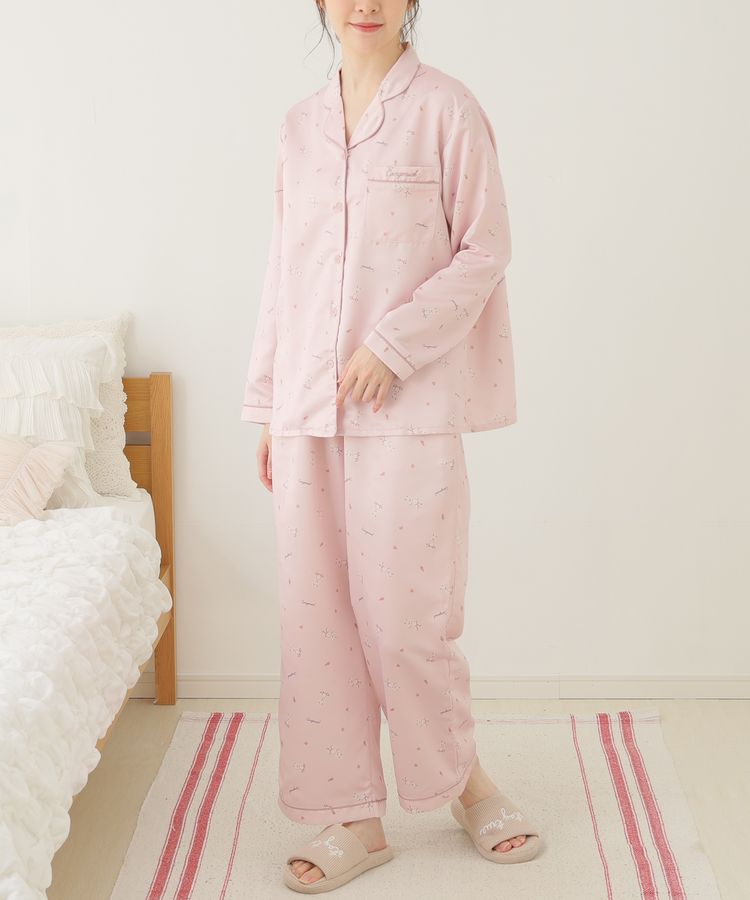 おしゃれなカラーが特徴的な、前開きタイプの部屋着