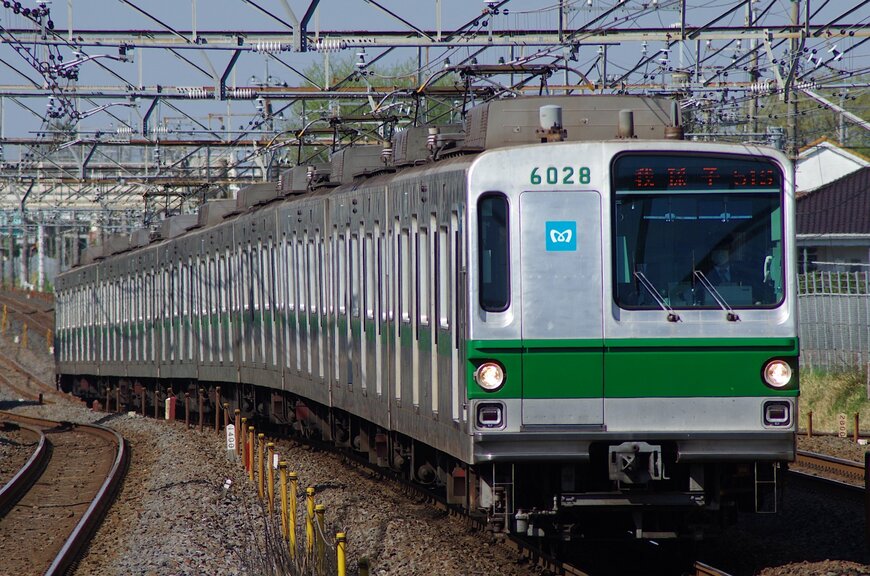 【2023年最新版】東京メトロ千代田線の最混雑区間＆混雑率は？駅別乗降客数の前年比もチェック