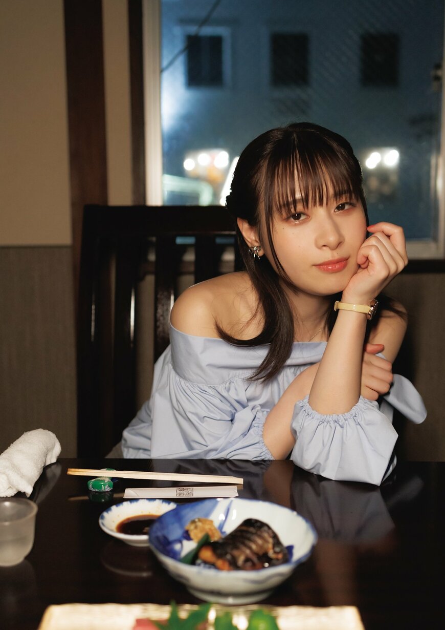 しっとりした眼差しを向ける前田佳織里