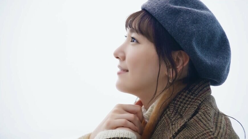 胸を押さえて見上げる新垣結衣