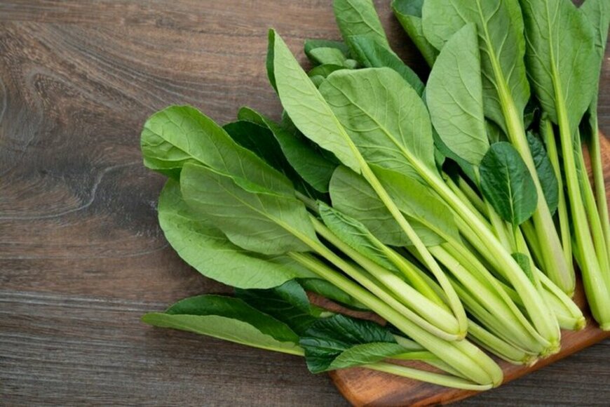 テーブルの上の新鮮なシュンギク